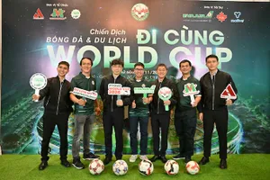 Các thành viên của chương trình "Đi cùng World Cup" chụp hình lưu niệm tại sự kiện.