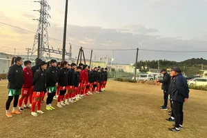 Thầy trò HLV Mai Đức Chung trên sân tập chiều 21-11.