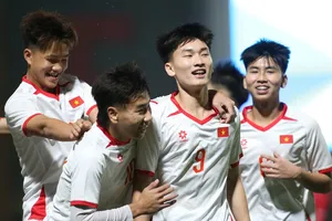 Niềm vui của các cầu thủ U17 Việt Nam khi dễ dàng giành 3 điểm ở trận ra quân. Ảnh: SN