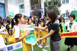 Ban tổ chức và nhà tài trợ trao cờ lưu niệm đến các đội tham dự giải tại lễ khai mạc.