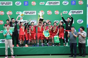 Ban tổ chức trao Cúp vô địch cho đội nam trường Tiểu học Vinschool Times City