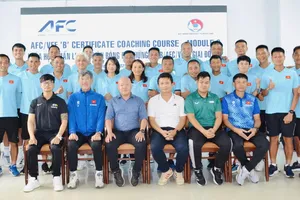 Ban tổ chức chụp ảnh lưu niệm cùng các học viên.