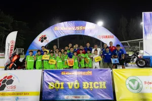 Đội trường Tiểu học Tây Bắc Lân vô địch Champions B.