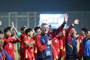 Thầy trò HLV Roland tri ân khán giả trên sân sau trận đấu.