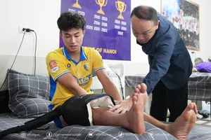 Ông Nguyễn Văn Phú kiểm tra vết mổ của Văn Trường.