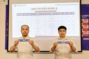 Đại diện LĐBĐ Việt Nam trong phần bốc thăm chia bảng cho 27 đội tham dự.