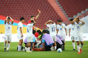 Các nhân viên y tế sơ cứu cho Phedavanh ngay trên sân... Ảnh: ANH KHOA