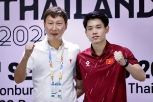 HLV Kim Sang-sik cùng Nguyễn Đình Bắc. Ảnh: DŨNG PHƯƠNG