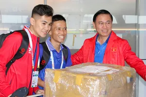 Phó Chủ tịch VFF Trần Anh Tú ra sân bay đón đội tuyển futsal Việt Nam.