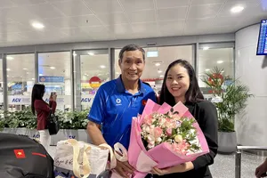 Phó Tổng thư ký LĐBĐVN Đinh Thị Thu Trang đón đội tuyển nữ Việt Nam tại sân bay. .