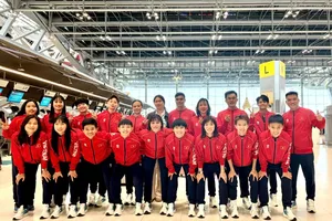 Những nhà đương kim vô địch futsal nữ SEA Games rạng ngời trong ngày về.