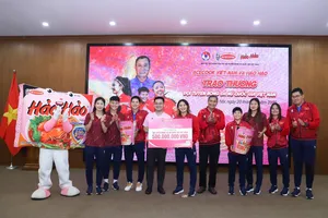 Đội tuyển nữ Việt Nam được nhà tài trợ Acecook và Hảo Hảo thưởng 500 triệu đồng ngay sau khi về nước.