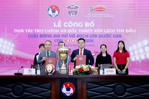 Tổng thư ký VFF Nguyễn Văn Phú và đại diện nhà tài trợ tại lễ ký hợp đồng.