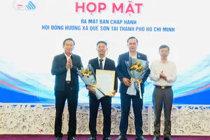 Ông Ngô Công Quang và ông Hà Văn Tự (giữa) nhận hoa chúc mừng từ lãnh đạo địa phương,