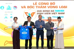 Tổng biên tập Báo Thanh Niên Nguyễn Ngọc Toàn - Trưởng ban Tổ chức giải (thứ hai từ trái qua), Phó chủ tịch VFF Nguyễn Xuân Vũ (giữa) và Tổng thư ký VFF Nguyễn Văn Phú (thứ hai từ phải qua) cùng đại diện các đơn vị tài trợ.