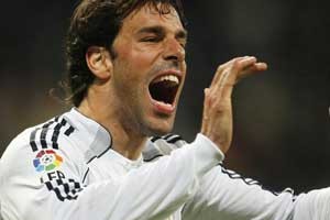 Hamburg sign Dutch hot-shot van Nistelrooy