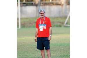 Coach Calisto to sign new 3-year contract