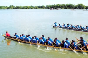 Dạo chơi trên “Hồ của trời”