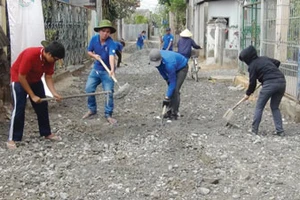 Thanh niên giúp dân làm đường