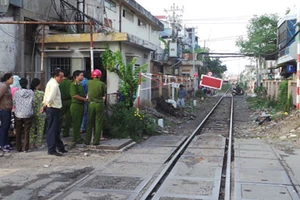 Lao vào tàu lửa đang chạy, một phụ nữ bị cán chết