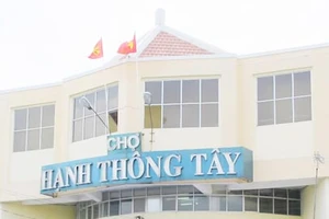 Khu phố chợ trên những hố bom