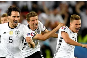 Mannschaft - Gã khổng lồ đứng dậy