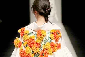 Quẩy gánh hàng hoa Việt ra thế giới