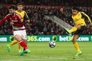 Arsenal cũng dùng 3 trung vệ