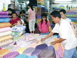 Chợ vải “Mẹ truyền, con nối”