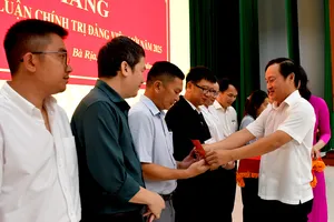 Trao giấy chứng nhận cho các đảng viên mới hoàn thành khóa học