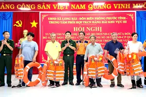 Trao tặng áo phao và phao cứu hộ cho ngư dân.