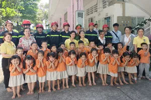 Hoạt động trải nghiệm phòng cháy chữa cháy của các cháu Trường Mầm non Hoa Lư (phường Sài Gòn, TPHCM) 