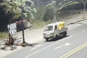 Camera an ninh đã ghi lại cảnh xe chở rác của anh H. bỏ rác sai quy định. Ảnh cắt từ camera.