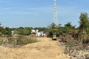 Khu đất buộc phải cưỡng chế, thu hồi để thực hiện dự án đường Hàng Điều 4. Ảnh: QUANG VŨ