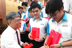 Giám đốc Sở GD-ĐT TPHCM Nguyễn Văn Hiếu tặng quà cho học sinh của các đội tuyển