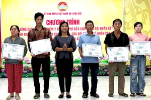 Trao tặng thẻ BHYT cho những hộ dân có hoàn cảnh khó khăn trên địa bàn xã Long Hải.