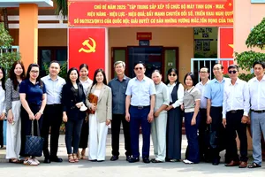 Các thành viên đoàn khảo sát tại xã Thạnh An. Ảnh: CẨM NƯƠNG