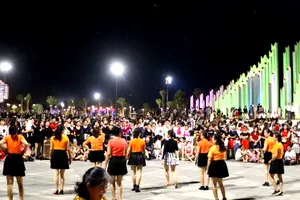 Quảng trường tháp Tam Thắng hàng đêm đều lung linh ánh đèn và sôi động với các hoạt động văn hóa - thể thao. Ảnh: QUANG VŨ