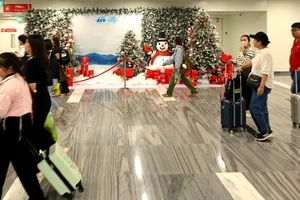 Nhà ga T3 trang trí rất đẹp để chào đón năm mới- Ảnh: QUỐC HÙNG