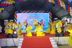 Chương trình văn nghệ do các em ở Trung tâm Nhân đạo Quê hương biểu diễn