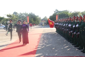 Chủ tịch Quốc hội thăm, chúc tết cán bộ, chiến sĩ Bộ Chỉ huy Quân sự tỉnh Đắk Lắk