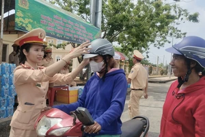 CSGT Đắk Nông chăm lo, đảm bảo an toàn cho người dân về quê đón tết