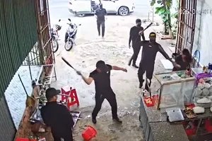 Truy tìm nhóm đối tượng mặc đồ đen xông vào đập phá quán phở