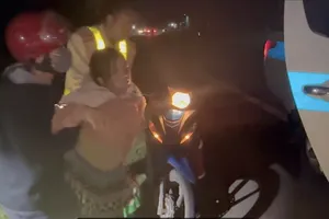 Sản phụ sinh con trên xe của lực lượng CSGT