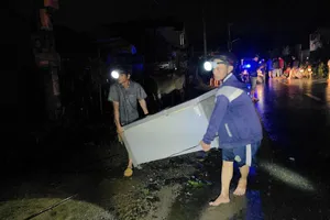 Đắk Lắk: Sau bão, người dân chạy lũ trong đêm