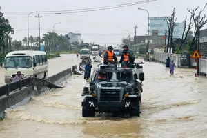 Quân khu 5 điều động xe thiết giáp, ứng cứu người dân vùng lũ Đắk Lắk