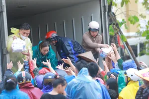 Hàng trăm đoàn thiện nguyện đến hỗ trợ người dân vùng rốn lũ Đắk Lắk