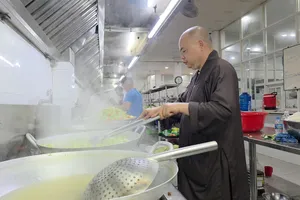 Hàng ngàn suất cơm nghĩa tình đến với bà con vùng lũ Đắk Lắk