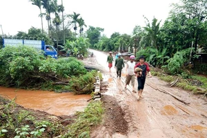 Đi xe máy qua cầu, nam thanh niên bị nước lũ cuốn trôi