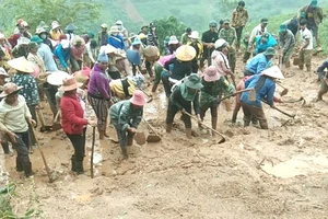 Hàng trăm người dân dọn đất để thoát cảnh bị cô lập